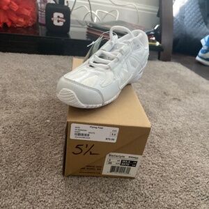 I’m selling cheer shoes